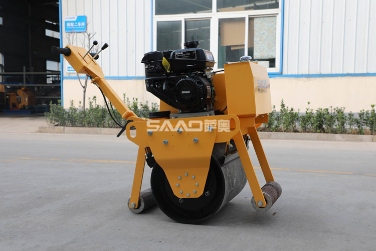 一個(gè)小型壓路機(jī)的使命，如何將碾壓工作做好