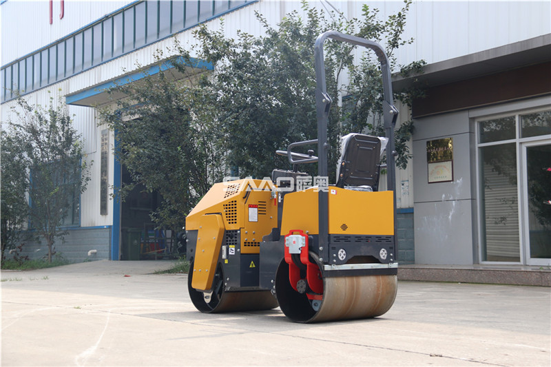 小型振動壓路機(jī)如何正確的更換液壓油和吸濾器