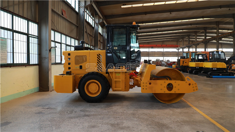 小型壓路機(jī)不僅能壓實(shí)路面，還能做牽引工作