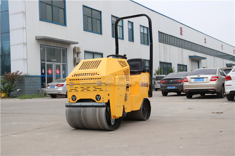 小型壓路機(jī)和手扶小壓路機(jī)哪個比較好