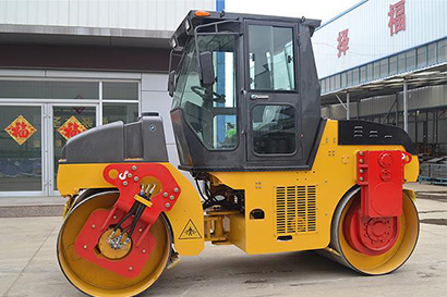 小型壓路機(jī)這樣做，降低維修頻次